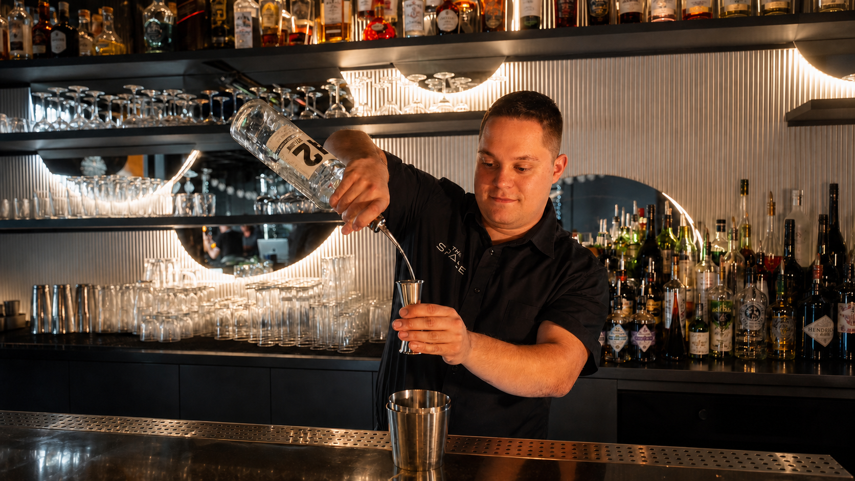 Barkeeper von THE SPACE mixt einen Cocktail hinter der Bar