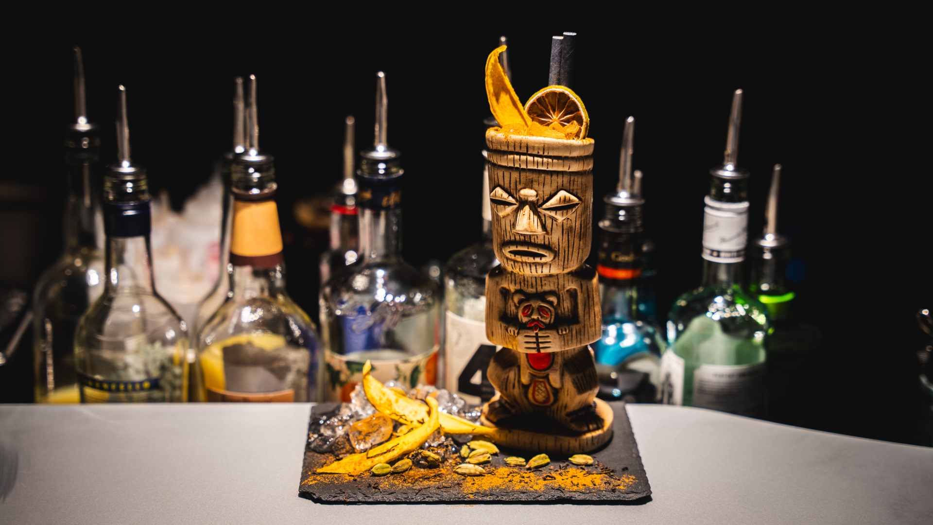 Signature Tiki-Cocktail an der Bar von THE SPACE in Haßloch